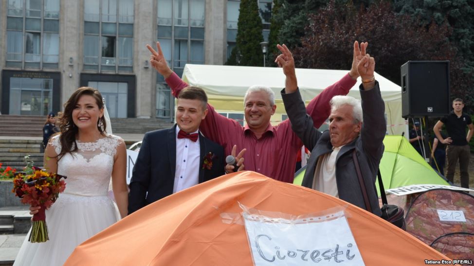 Doi manifestanți din PMAN s-au căsătorit printre corturi