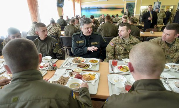 Американские офицеры посетили зону боевых действий в Донбассе