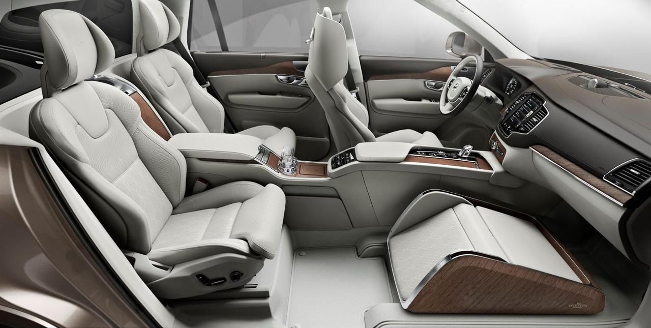 Volvo заменила правое переднее кресло на обувь и драгоценности