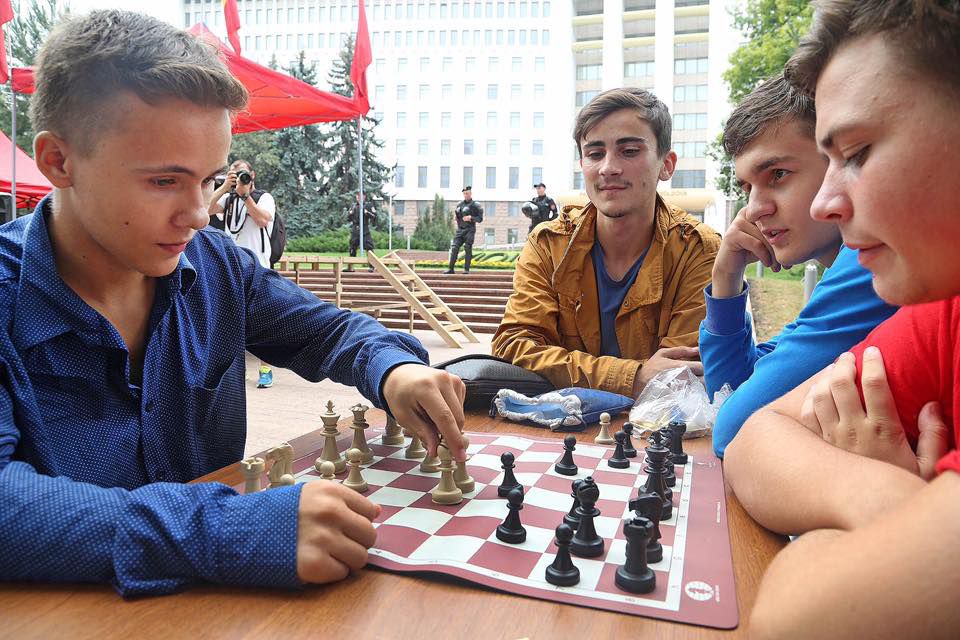В Городке Победы играют в шахматы и читают книги