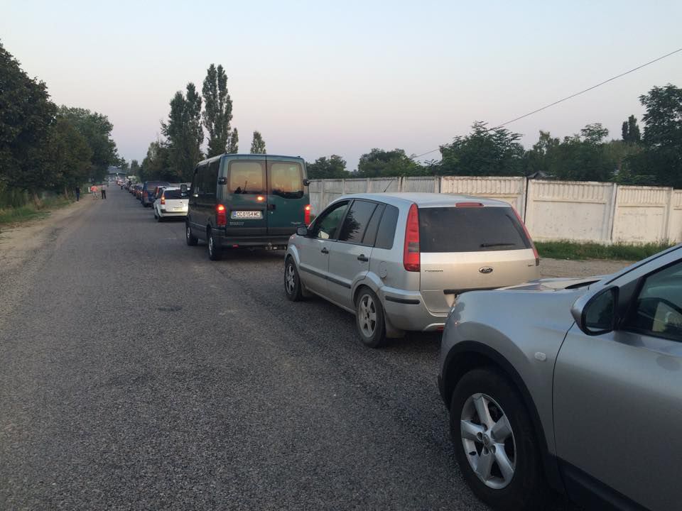 Cozi imense la posturile vamale. Zeci de mașini așteaptă să iasă din țară