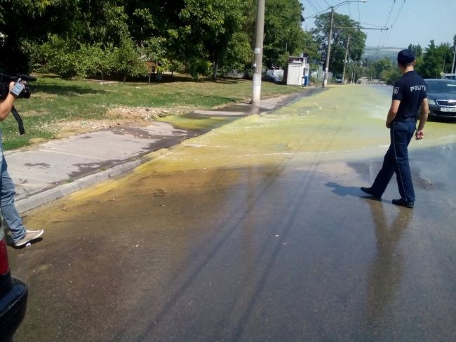 На столичной улице прорвало трубу