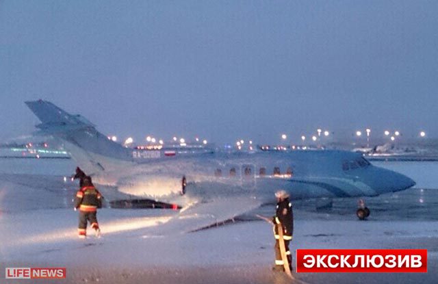 В аэропорту Москвы пассажирский самолет совершил аварийную посадку
