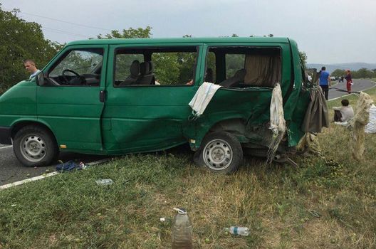 Impact violent la Hânceşti între un microbuz şi un automobil: Patru copii şi unul dintre şoferi au ajuns la spital
