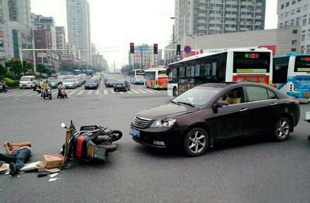 Un motociclist a continuat sa se joace pe telefon desi fusese accidentat si era ranit pe sosea