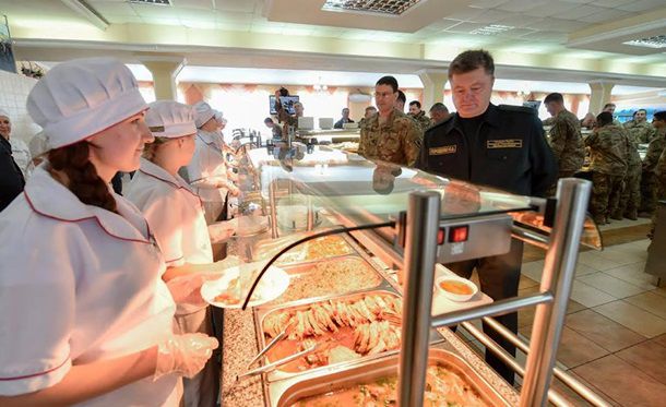Порошенко отобедал с военными на открытии учений на Львовщине