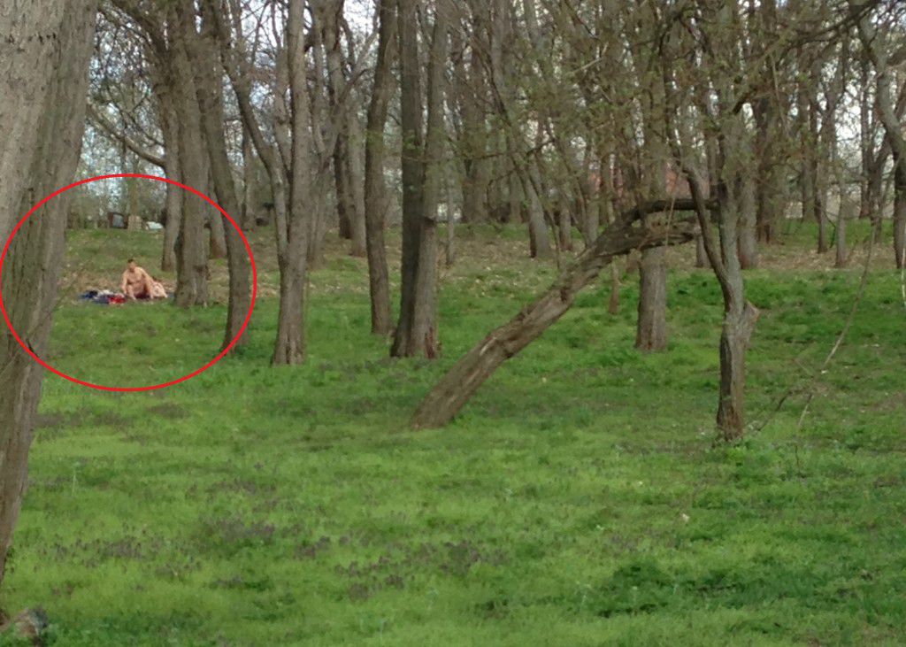 Un cuplu se bronzează în mijlocul parcului, în Chişinău