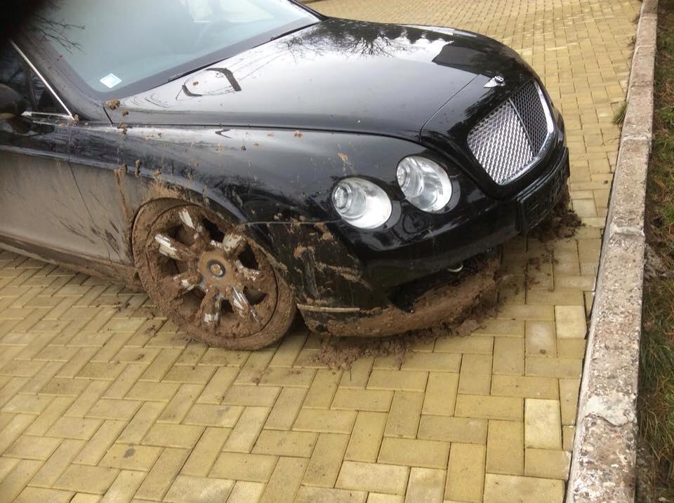 Limuzină de lux distrusa într-o pădure din Chişinău