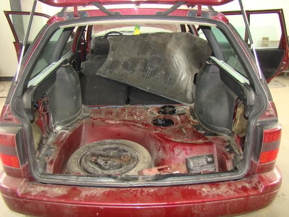 Autoturism „alimentat” cu peste 650 de pachete de ţigări