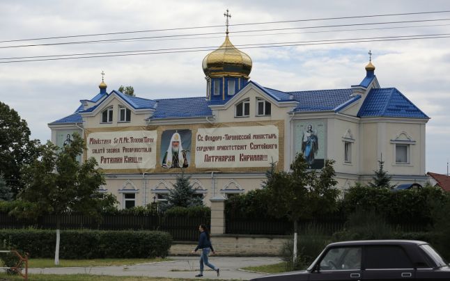 Panouri cu mesaj de salut, cu ocazia venirii Patriarhului Chiril, pe străzile Chişinăului