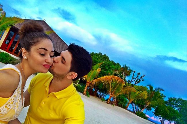 Care cuplu de la noi apare in ipostaze romantice pe o plaja din Maldive