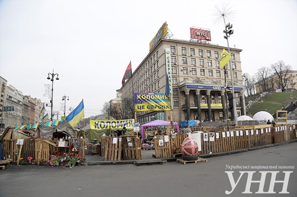 На Майдане в Киеве посадили огород и строят свинарник