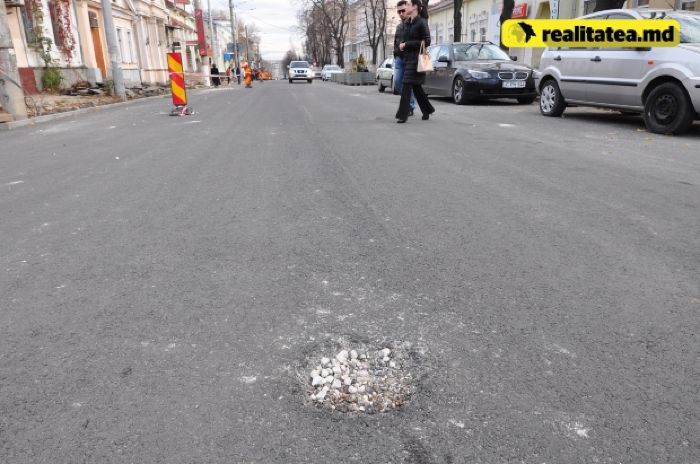 На улице Василе Александри обнаружены непонятные дыры в асфальте