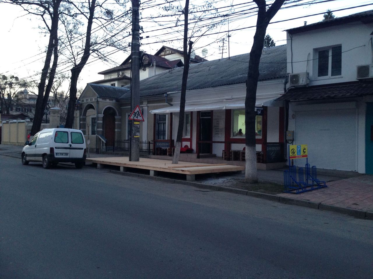 С приходом весны в Кишиневе появились новые террасы на тротуарах