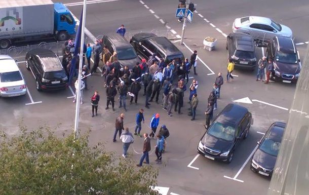 В Киеве пикетируют представительство ЕС