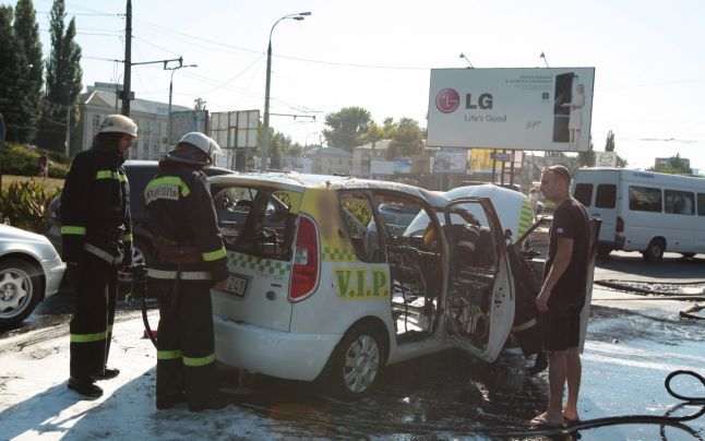 Un taxi a luat foc în capitală