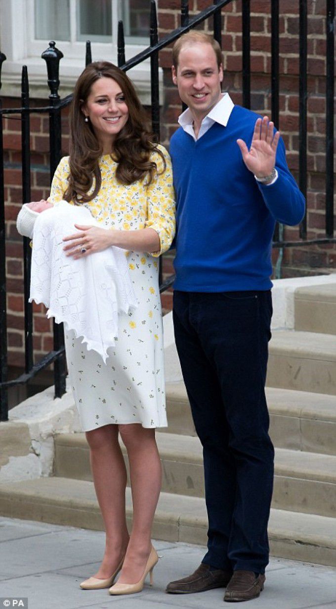 Bucurie mare în Anglia! Prințul William si ducesa de Cambridge și-au prezentat fetița!