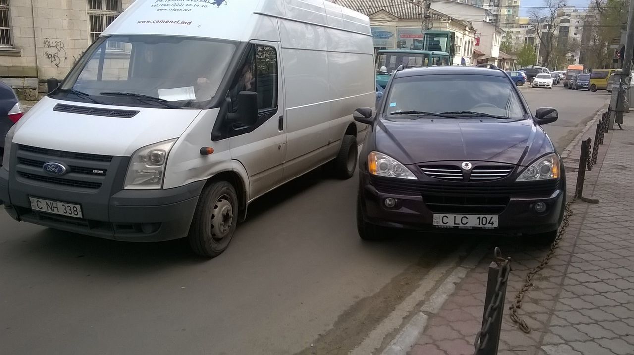 Водитель припарковал автомобиль, перекрыв половину дороги