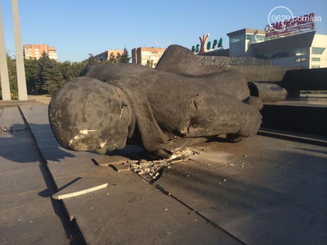 Мариуполь лишился своего восьмиметрового Ленина