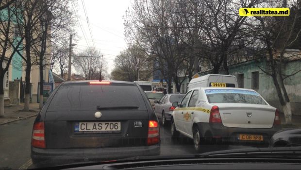 Ambuteiaj de proporţii, după ce o maşină de poliţie a fost implicată într-un accident