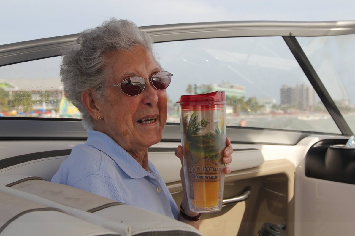 Больная раком 90-летняя старушка вместо химиотерапии решила посмотреть мир