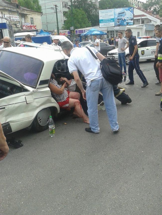 Accident cu răniţi în capitală. Două maşini s-au lovit violent