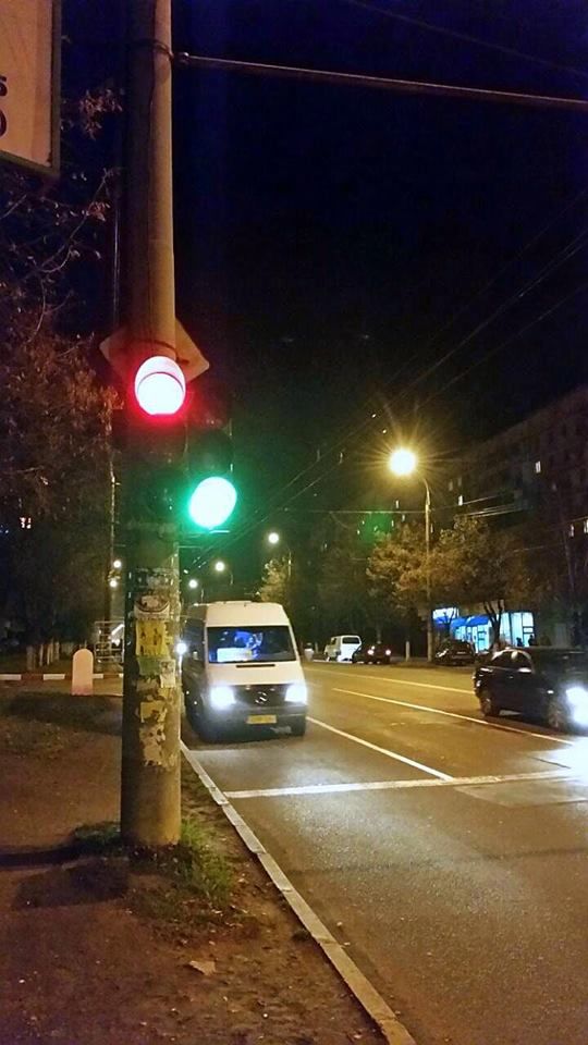 Doua semafoare in culori diferite
