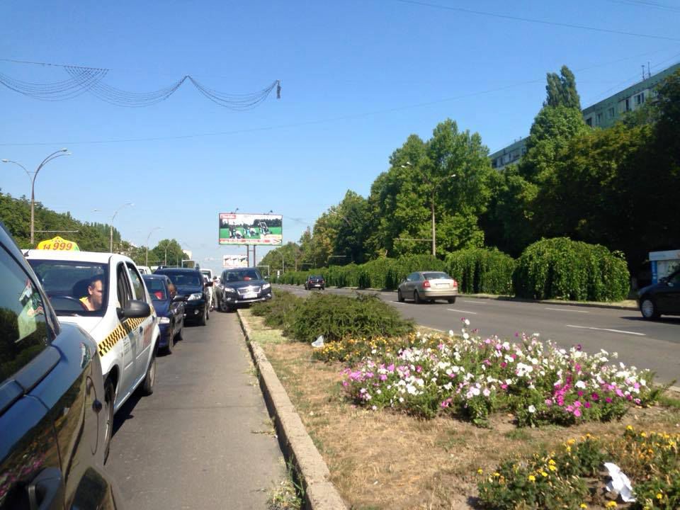 Un șofer din Capitală a încercat să facă o depășire prin flori