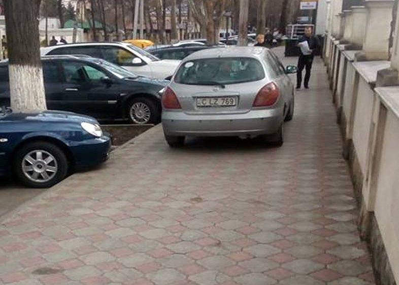 Парковка столичного водителя удивила пешеходов