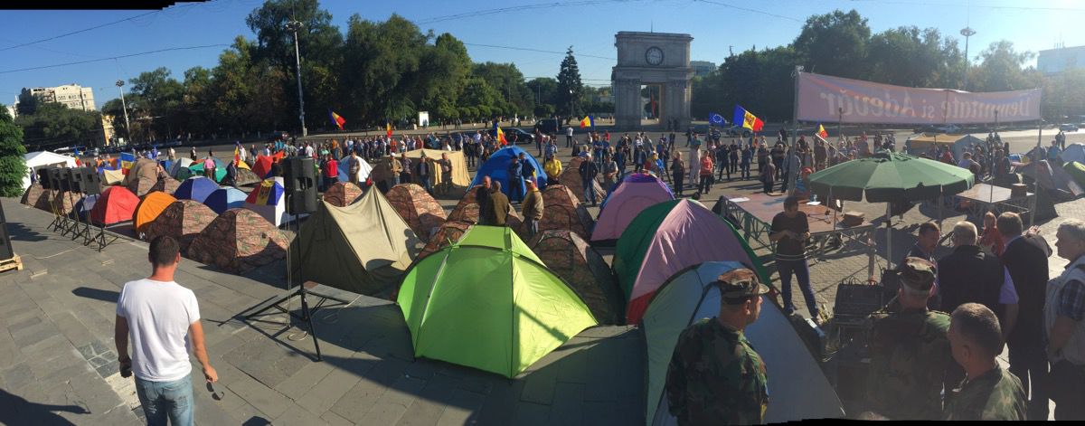 Митинг в Кишиневе: палаточный городок пережил первую ночь