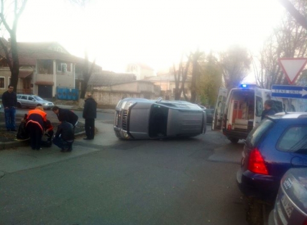 ДТП в Кишиневе: внедорожник перевернулся
