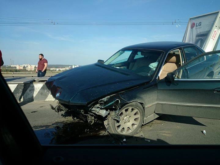 ДТП на Виадуке: автомобиль снес рекламное панно