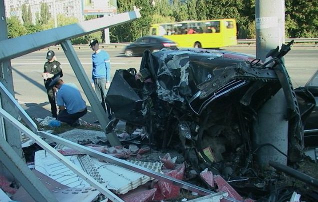 В Киеве Mercedes влетел в заправку: есть пострадавшие