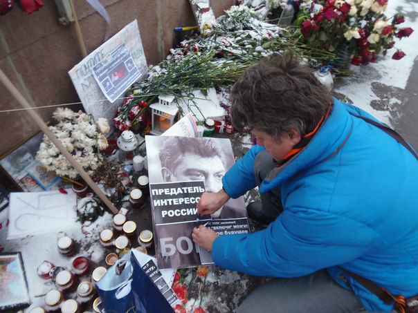 Вандалы осквернили мемориал на месте гибели Немцова