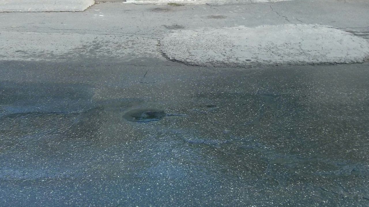 Apa curge gârlă pe o stradă din Capitală