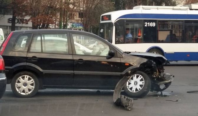 Accident pe bulevardul Decebal din capitală: Două automobile au fost grav avariate