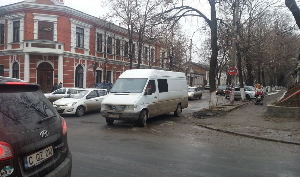 Водитель припарковал автомобиль прямо на пешеходном переходе