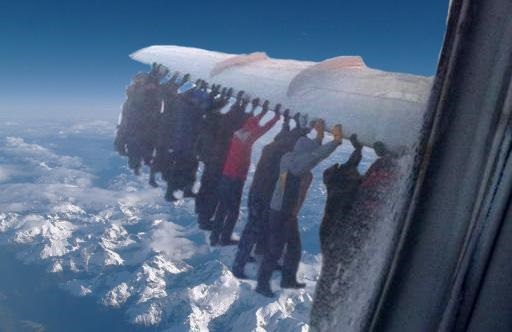 Сеть взорвали фотожабы на россиян, толкающих самолет в Игарке
