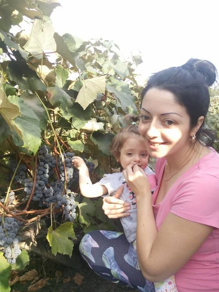 Mariana Șura, la primul cules de struguri cu micuța sa