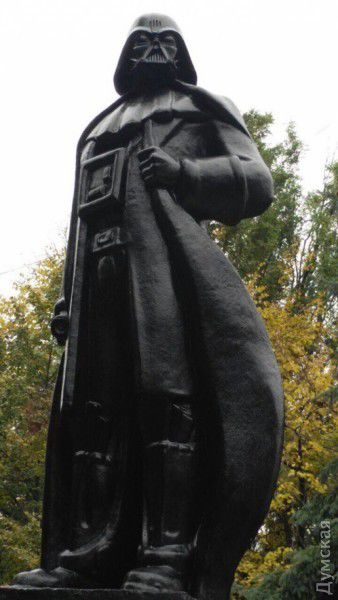 Одесский художник превратил памятник Ленину в Дарта Вейдера