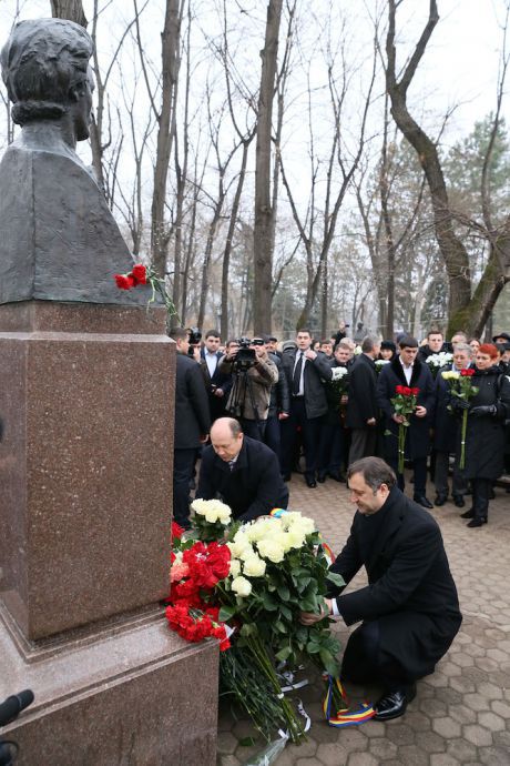 Руководство ЛДПМ возложило цветы к бюсту Михая Еминеску