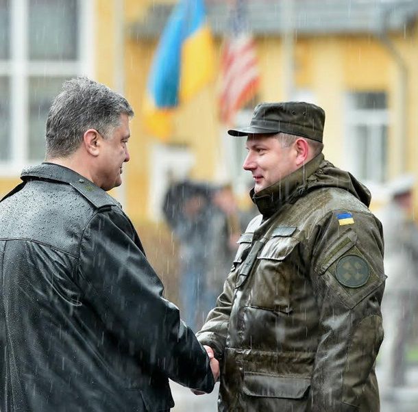 Порошенко отобедал с военными на открытии учений на Львовщине