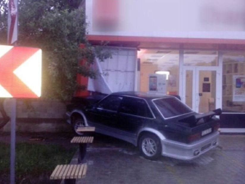 Un șofer din Bălți a ajuns cu mașina într-un panou publicitar