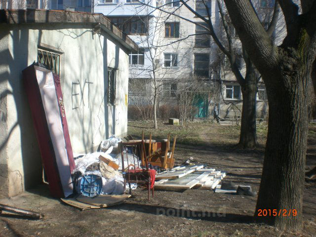 Во дворе жилого дома в Кишиневе две недели стоит гроб