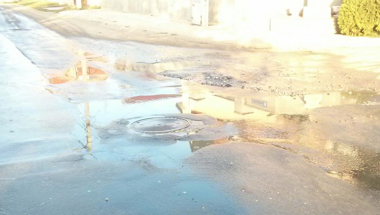 Apa curge gârlă pe o stradă din Capitală