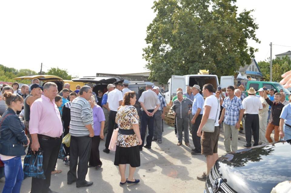 Scandal la piaţa de la Soldăneşti. Fermierii s-au luat la harţă cu poliţia