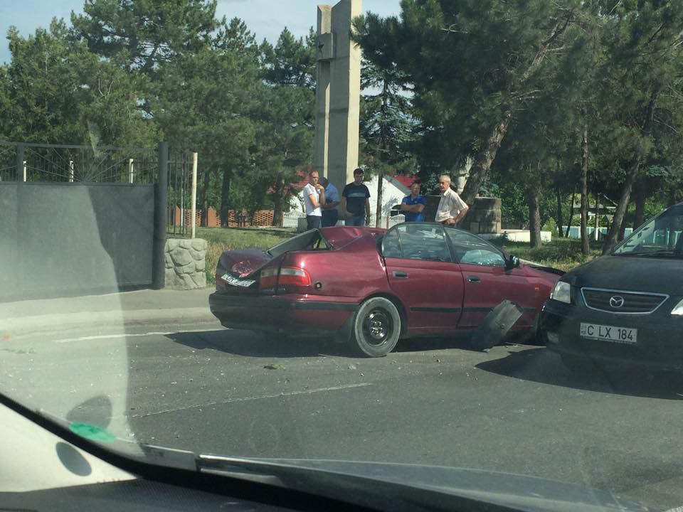 Grav accident auto la Peresecina. O maşină s-a lovit de un stâlp