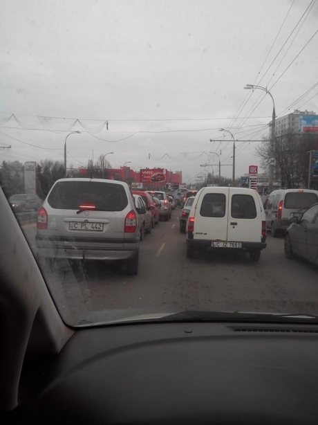 A intrat pe contrasens și s-a ciocnit cu două microbuze