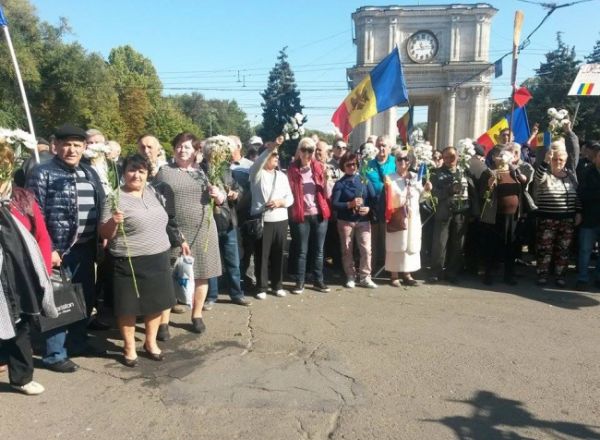 Сторонники DA собираются на площади, полиция окружила здание правительства