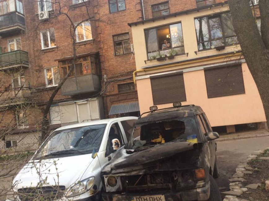 В Харькове сожгли автомобиль волонтеров для армии